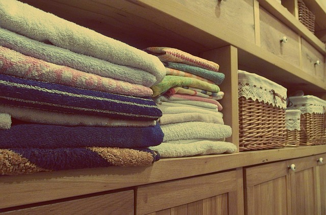 Detrás de las puertas o el interior de los armarios es un buen lugar para organizar zapatos